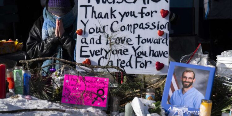 El médico que intentó ayudar a Pretti dice que los federales contaron las heridas en lugar de realizar RCP