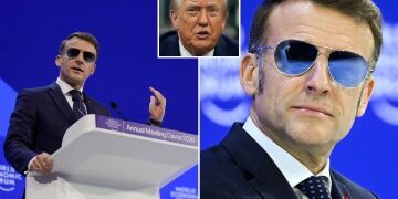 El motivo de los tonos estilo Top Gun de Macron se revela después de que los teóricos de la conspiración especulan sobre otra 'bofetada' a Brigitte