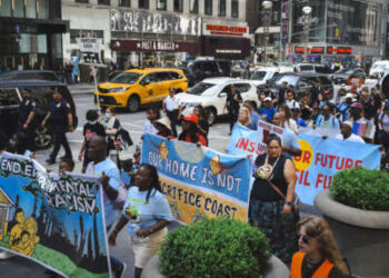 Los residentes de la Costa del Golfo protestan por el apoyo del gigante de seguros Chubb al metano/GNL el 26 de junio de 2024 en la ciudad de Nueva York.