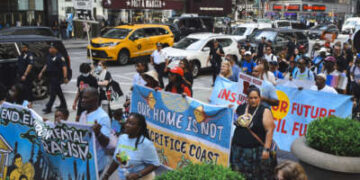 Los residentes de la Costa del Golfo protestan por el apoyo del gigante de seguros Chubb al metano/GNL el 26 de junio de 2024 en la ciudad de Nueva York.