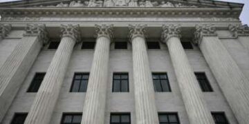 Una vista de la parte trasera de la Corte Suprema de los Estados Unidos mientras la corte escucha los argumentos en el caso sobre el despido por parte de Donald Trump de la comisionada de la Comisión Federal de Comercio, Rebecca Slaughter, en Washington, DC, el 8 de diciembre de 2025. El caso está siendo seguido de cerca debido a sus implicaciones más amplias relacionadas con los poderes del presidente para despedir a los jefes de agencias gubernamentales independientes.