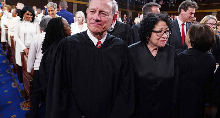 El presidente del Tribunal Supremo, Roberts, dice que los estadounidenses siguen admirando la Constitución