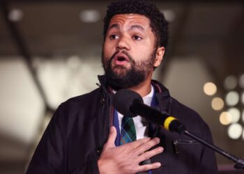 El representante Maxwell Frost es golpeado por un hombre que supuestamente dijo que Trump lo deportaría