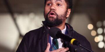 El representante Maxwell Frost es golpeado por un hombre que supuestamente dijo que Trump lo deportaría