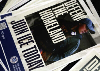 Se ve un volante de promoción de ICE durante un evento de contratación del Servicio de Inmigración y Control de Aduanas (ICE) de EE. UU. el 26 de agosto de 2025, en Arlington, Texas.