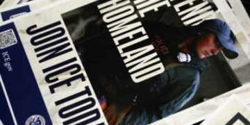 Se ve un volante de promoción de ICE durante un evento de contratación del Servicio de Inmigración y Control de Aduanas (ICE) de EE. UU. el 26 de agosto de 2025, en Arlington, Texas.