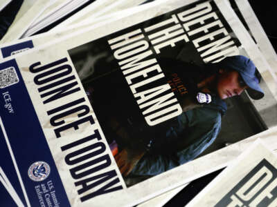 Se ve un volante de promoción de ICE durante un evento de contratación del Servicio de Inmigración y Control de Aduanas (ICE) de EE. UU. el 26 de agosto de 2025, en Arlington, Texas.