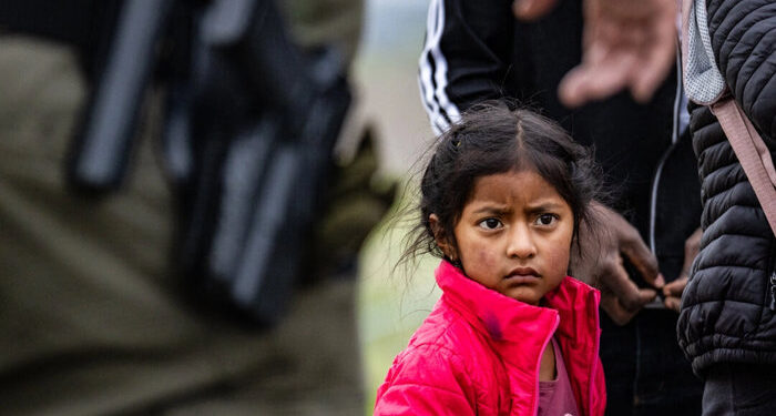 El zar fronterizo Homan dice que más de 145.000 niños inmigrantes ilegales fueron localizados