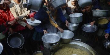 En Gaza, estamos luchando por reintroducir alimentos en cuerpos adaptados al hambre