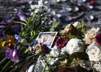 En contradicción con las declaraciones del administrador, los funcionarios del DHS dicen que los asesinos de Pretti están de licencia