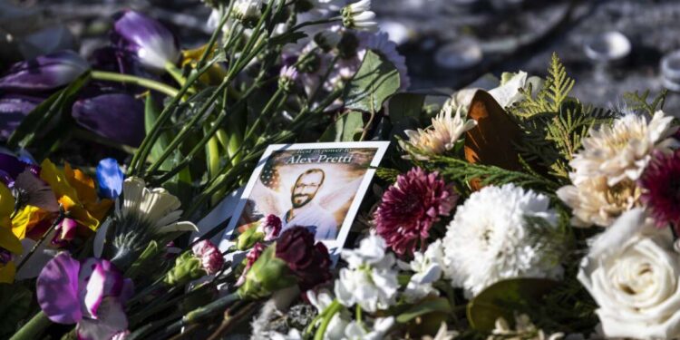 En contradicción con las declaraciones del administrador, los funcionarios del DHS dicen que los asesinos de Pretti están de licencia