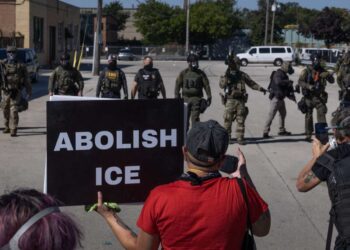 En medio de las redadas de ICE, seguimos organizándonos: así es como nos negamos a desaparecer