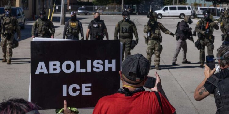 En medio de las redadas de ICE, seguimos organizándonos: así es como nos negamos a desaparecer