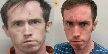 Escalofriante foto muestra la SELFIE de un turista con un leopardo de las nieves segundos antes de ser brutalmente mutilado y dejado cubierto de sangre