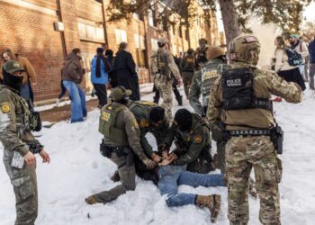 Escuelas de Minneapolis cancelan clases en medio de violenta represión federal contra la inmigración