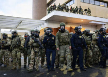 Agentes federales chocan con manifestantes anti-ICE en el edificio del Servicio de Inmigración y Control de Aduanas de EE. UU. el 12 de octubre de 2025, en Portland, Oregon.