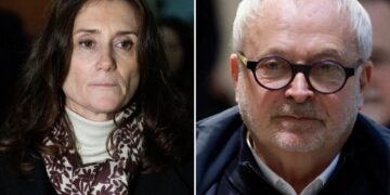 Un collage de imágenes que contiene 2 imágenes. La imagen 1 muestra a Sandrine Josso saliendo del Tribunal Penal de París. La imagen 2 muestra al ex senador francés Joel Guerriau, con cabello y barba grises, con gafas y una chaqueta azul sobre una camisa blanca, en un tribunal de París.