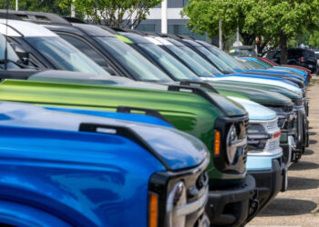 Ford informa las mejores ventas anuales de vehículos en EE. UU. en 8 años mientras los híbridos y las camionetas compensan la desaceleración de los vehículos eléctricos