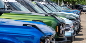 Ford informa las mejores ventas anuales de vehículos en EE. UU. en 8 años mientras los híbridos y las camionetas compensan la desaceleración de los vehículos eléctricos