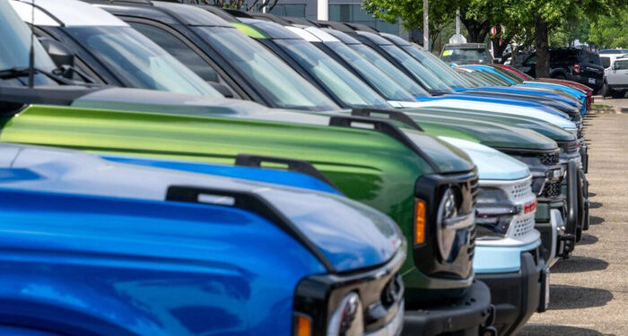 Ford informa las mejores ventas anuales de vehículos en EE. UU. en 8 años mientras los híbridos y las camionetas compensan la desaceleración de los vehículos eléctricos