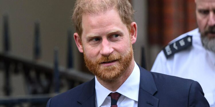 Un collage de imágenes que contiene 1 imagen. La imagen 1 muestra al príncipe Harry, duque de Sussex, en el Tribunal Superior para su caso civil.