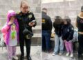 Un collage de imágenes que contiene 2 imágenes. La imagen 1 muestra a una niña con una chaqueta rosa y morada y una mujer con uniforme de policía miran un teléfono celular. La imagen 2 muestra NINTCHDBPICT001052619531