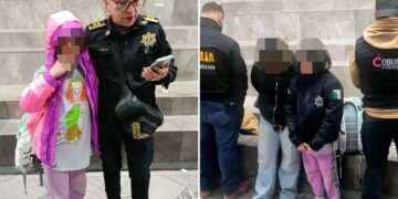 Un collage de imágenes que contiene 2 imágenes. La imagen 1 muestra a una niña con una chaqueta rosa y morada y una mujer con uniforme de policía miran un teléfono celular. La imagen 2 muestra NINTCHDBPICT001052619531