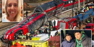 Horrible momento en que un padre y su hijo son arrastrados por un tren en movimiento mientras espectadores desesperados intentan rescatarlos