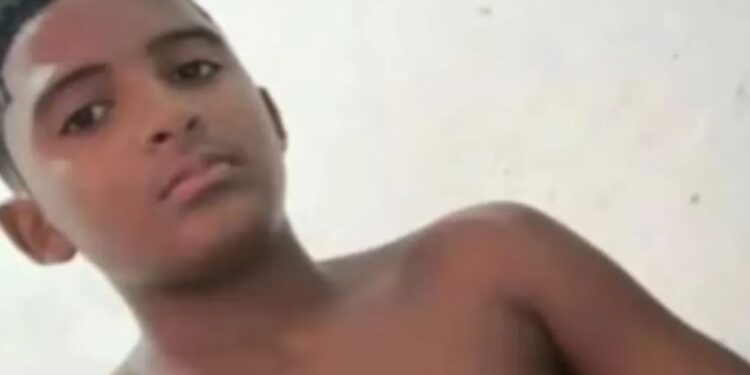 Un collage de imágenes que contiene 1 imágenes. La imagen 1 muestra a un niño con cabello corto y oscuro y ojos oscuros que mira hacia la cámara.