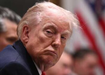 El presidente Donald Trump escucha durante una reunión de gabinete en la Sala del Gabinete de la Casa Blanca en Washington, DC, el 29 de enero de 2026.