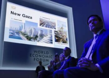 El secretario de Estado, Marco Rubio, escucha una presentación de funcionarios de la administración Trump sobre la Gaza posterior al genocidio luego de una ceremonia de firma de la “Junta de Paz” en el Foro Económico Mundial el 22 de enero de 2026 en Davos, Suiza.