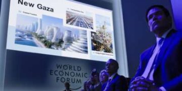 El secretario de Estado, Marco Rubio, escucha una presentación de funcionarios de la administración Trump sobre la Gaza posterior al genocidio luego de una ceremonia de firma de la “Junta de Paz” en el Foro Económico Mundial el 22 de enero de 2026 en Davos, Suiza.