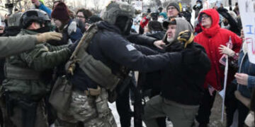 Agentes federales chocan con manifestantes frente al edificio federal Bishop Henry Whipple en Saint Paul, Minnesota, el 8 de enero de 2026, tras el asesinato de Renee Nicole Good perpetrado por ICE en Minneapolis el 7 de enero.