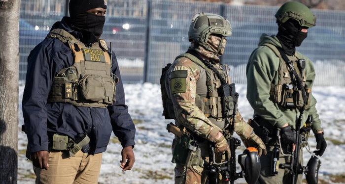 Juez restringe acciones de ICE contra manifestantes en Minnesota