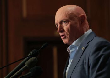 Kelly degradada por Hegseth después de defender el derecho de las tropas a desobedecer órdenes ilegales