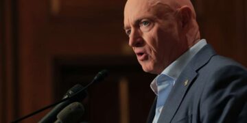 Kelly degradada por Hegseth después de defender el derecho de las tropas a desobedecer órdenes ilegales