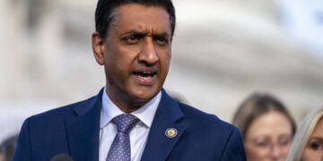 Khanna: El Congreso debe impedir que Trump invada otros seis países a los que ha amenazado