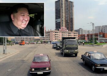 Un collage de imágenes que contiene 2 imágenes. La imagen 1 muestra Pyongyang, Corea del Norte, el tráfico en una calle. La imagen 2 muestra el Yearender 2024: TOP 100.