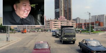 Un collage de imágenes que contiene 2 imágenes. La imagen 1 muestra Pyongyang, Corea del Norte, el tráfico en una calle. La imagen 2 muestra el Yearender 2024: TOP 100.