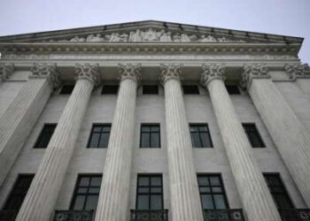 Una vista de la parte trasera de la Corte Suprema de los Estados Unidos mientras la corte escucha los argumentos en el caso sobre el despido por parte de Donald Trump de la comisionada de la Comisión Federal de Comercio, Rebecca Slaughter, en Washington, DC, el 8 de diciembre de 2025. El caso está siendo seguido de cerca debido a sus implicaciones más amplias relacionadas con los poderes del presidente para despedir a los jefes de agencias gubernamentales independientes.