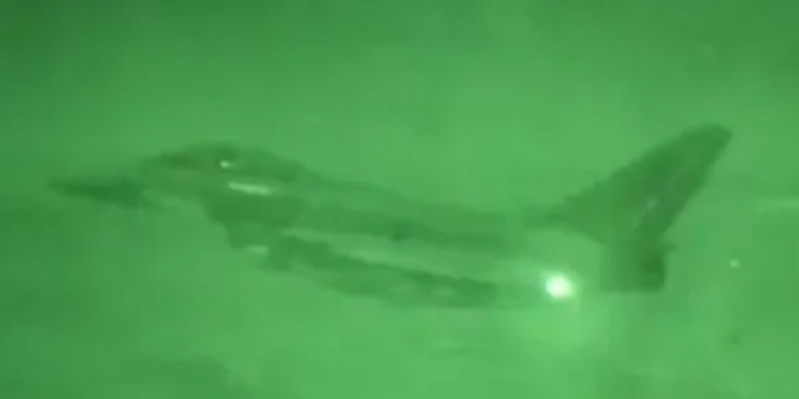 Un collage de imágenes que contiene 1 imagen. La imagen 1 muestra el avión británico Typhoon en vuelo bajo fuego en Siria.