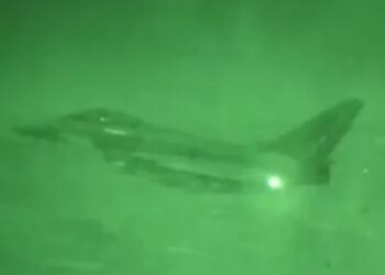 Un collage de imágenes que contiene 1 imagen. La imagen 1 muestra el avión británico Typhoon en vuelo bajo fuego en Siria.