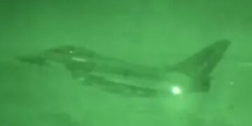 Un collage de imágenes que contiene 1 imagen. La imagen 1 muestra el avión británico Typhoon en vuelo bajo fuego en Siria.