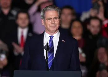 Scott Bessent, del Tesoro de Estados Unidos, habla antes de que el presidente Donald Trump llegue al Mount Airy Casino Resort en Mount Pocono, Pensilvania, el 9 de diciembre de 2025. (Matt Rourke/Foto AP)