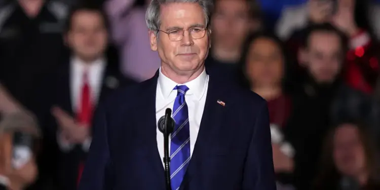 Scott Bessent, del Tesoro de Estados Unidos, habla antes de que el presidente Donald Trump llegue al Mount Airy Casino Resort en Mount Pocono, Pensilvania, el 9 de diciembre de 2025. (Matt Rourke/Foto AP)