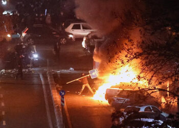 La embajada de Estados Unidos advierte a los ciudadanos estadounidenses que aún se encuentran en Irán que se vayan "ahora"