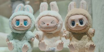 La horrible verdad detrás de los muñecos Labubu... mientras adolescentes desesperados sobreviven con 'cubos de basura' en fábricas 'prisioneras' plagadas de enfermedades