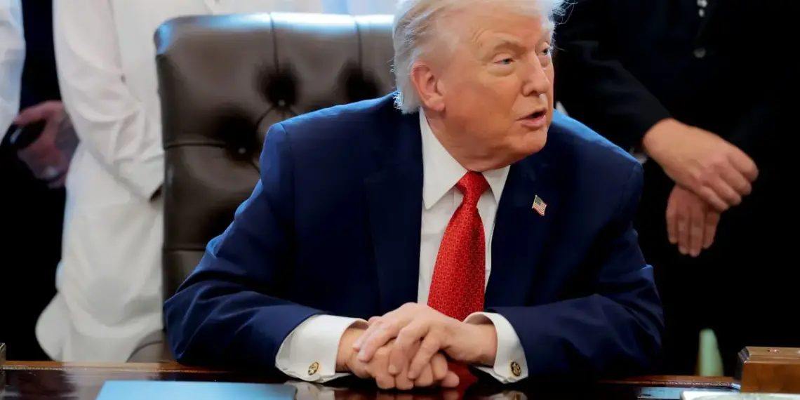 El presidente estadounidense Donald Trump habla con periodistas después de firmar una orden ejecutiva en la Oficina Oval de la Casa Blanca el 18 de diciembre de 2025. (Anna Moneymaker/Getty Images)