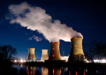 La planta nuclear de Three Mile Island se ve en las primeras horas de la mañana del 28 de marzo de 2011, en Middletown, Pensilvania (Jeff Fusco/Getty Images)