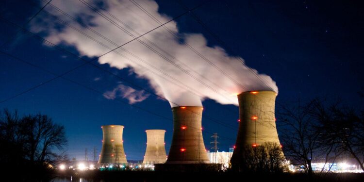 La planta nuclear de Three Mile Island se ve en las primeras horas de la mañana del 28 de marzo de 2011, en Middletown, Pensilvania (Jeff Fusco/Getty Images)